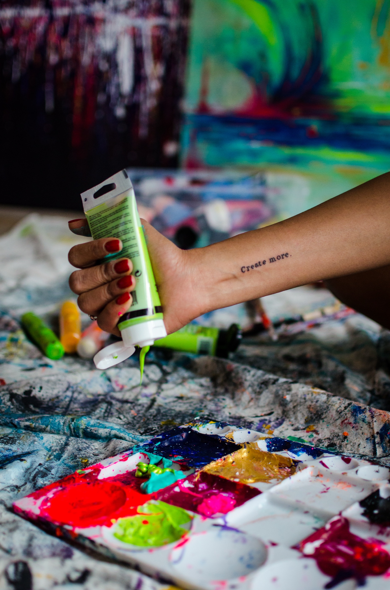 Faith squeezing paint onto a palette in the studio